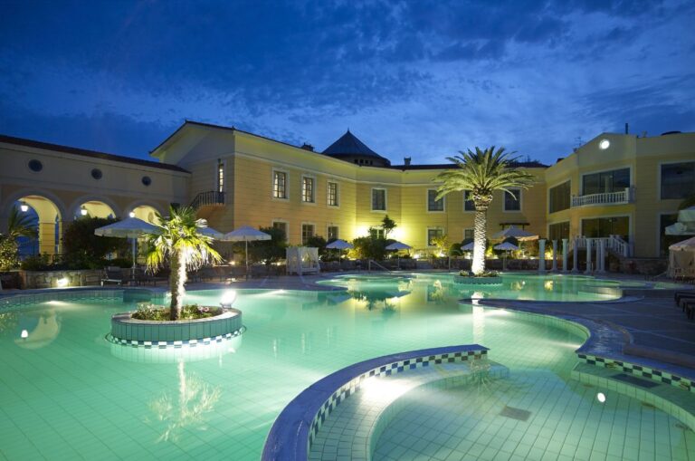 thermae-sylla-spa-wellness-hotel-evia-pool-by-night