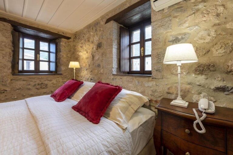 semantron-traditional-village-hotel-aigio-double-room