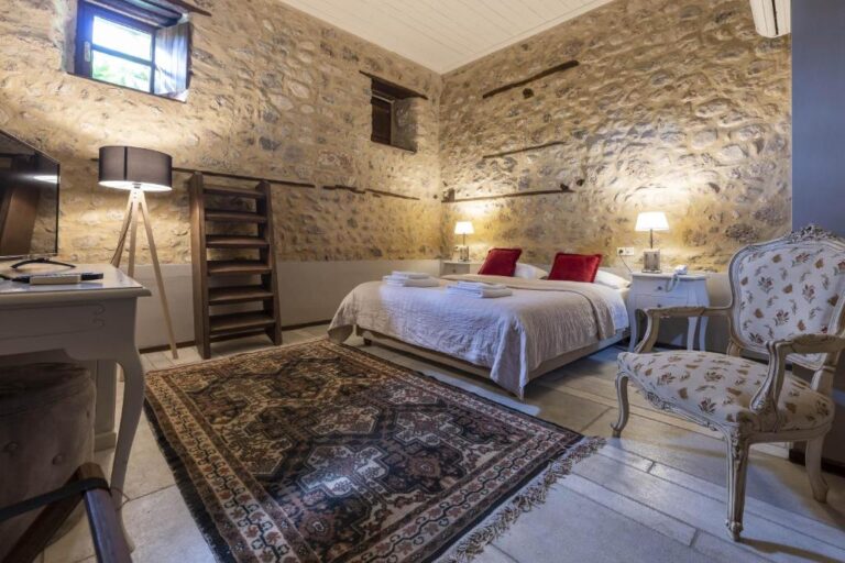 semantron-traditional-village-hotel-aigio-room
