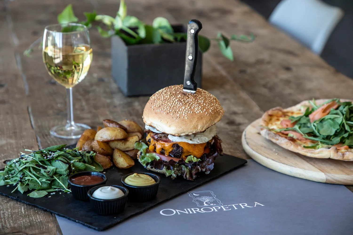 oniropetra-boutique-hotel-karpenisi-burger