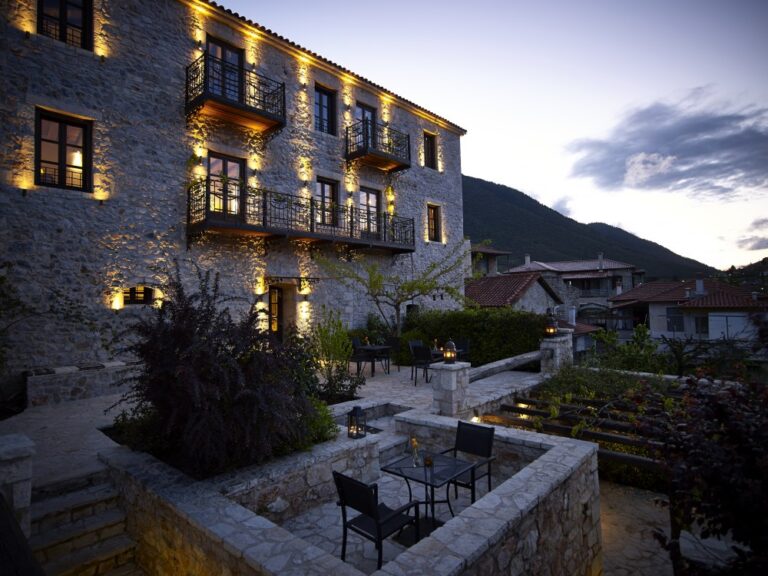 villa-vager-boutique-hotel-arkadia-exterior-by-night