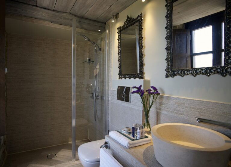 villa-vager-boutique-hotel-arkadia-honeymoon-suite-bathroom