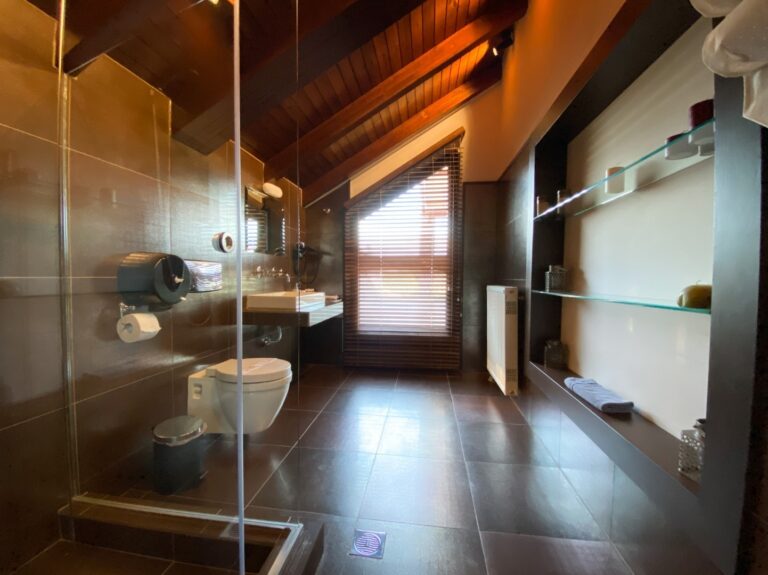 vintage-suites-trikala-hotel-grand-suite-bathroom