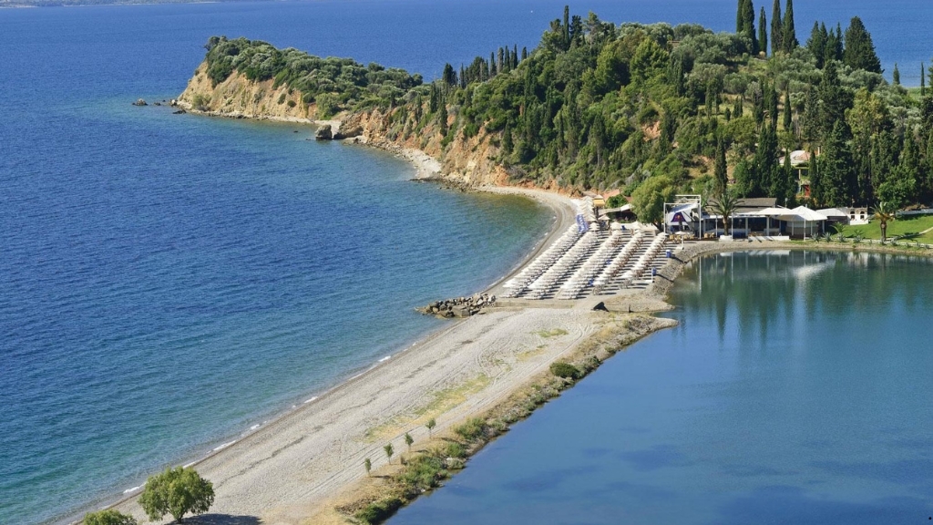 Παραλία Μοναστηράκι Φωκίδα