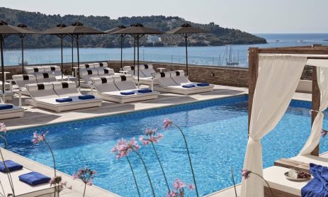 skiathos-luxury-living-sunbeds-by-the-pool